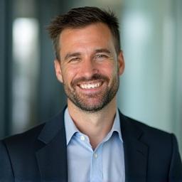 Homme d'affaires souriant.